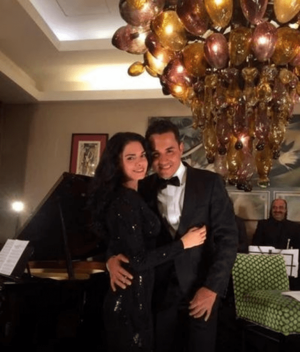 Fotografía de Livia Brito abrazada del cantante colombiano Danny Frank